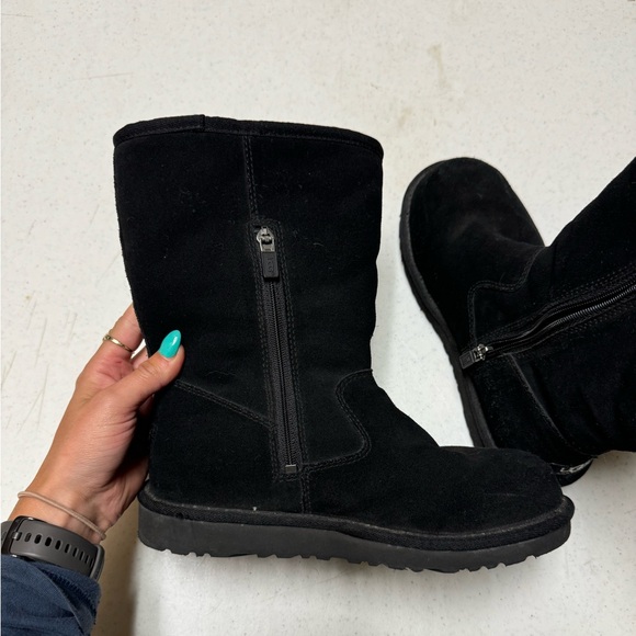 Black UGGS boots - Picture 7 of 8